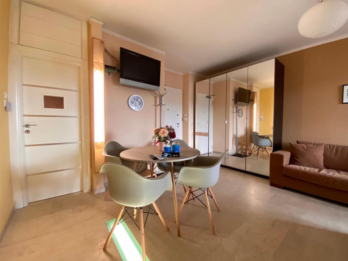 Einstein'S Apartment เอเธนส์ ภายนอก รูปภาพ